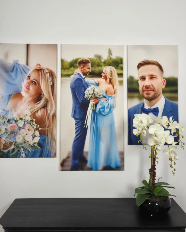 Tryptyk fotoobrazów ze zdjęcia na płótnie na ścianie we wnętrzu z parą młodą