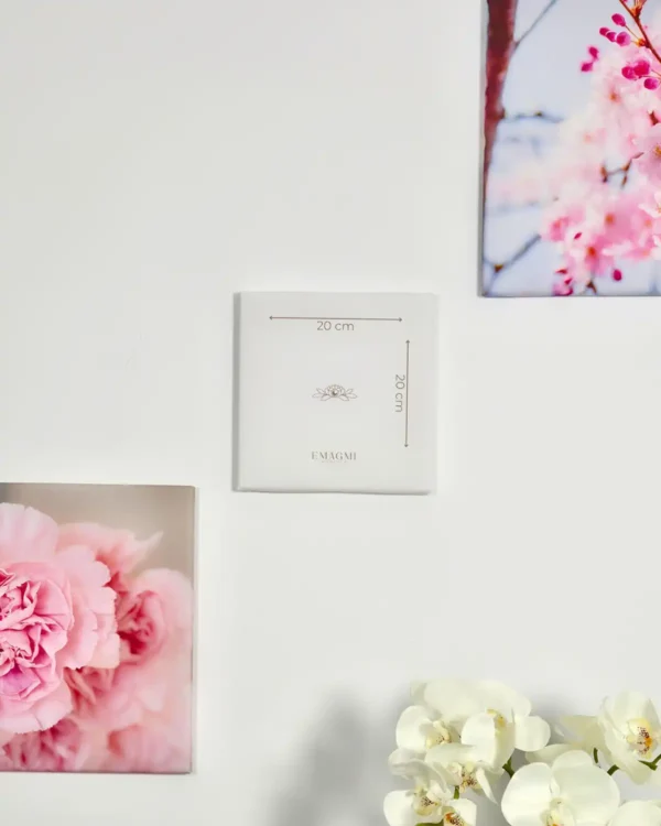 Fotoobraz ze zdjęcia 20x20 cm na ścianie w jasnym wnętrzu