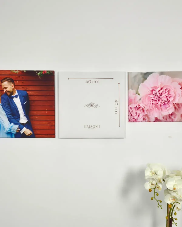 Fotoobraz na płótnie z wymiarami 40x40 cm na ścianie we wnętrzu z aranżacją kwiatów