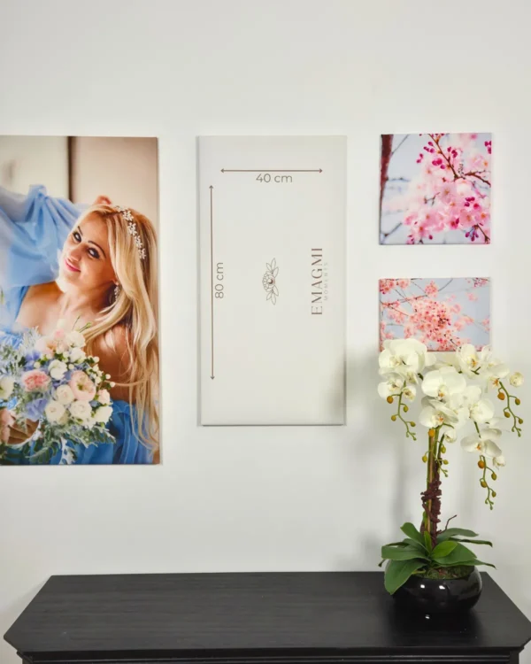 Fotoobraz na płótnie z wymiarami 40x80 cm na ścianie we wnętrzu z aranżacją kwiatów