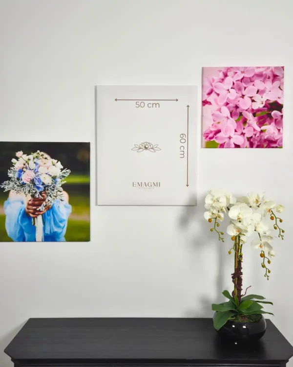 Fotoobraz 50x60 cm na płótnie z zaznaczonymi wymiarami na ścianie w aranżacji wnętrza