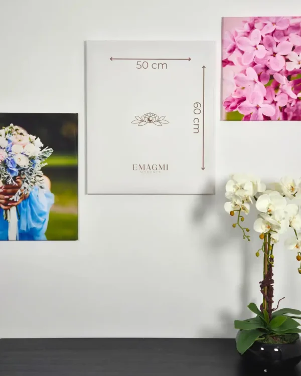 Fotoobraz 50x60 cm na płótnie z zaznaczonymi wymiarami na ścianie w aranżacji wnętrza