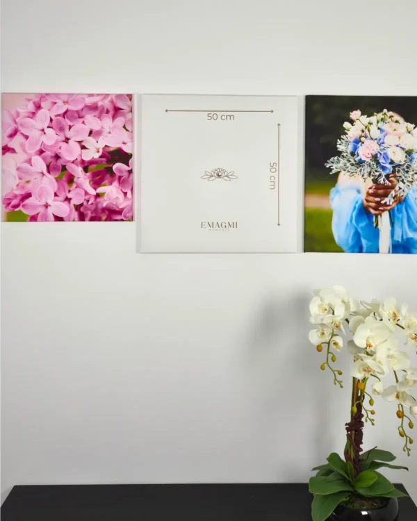 Fotoobraz na płótnie z wymiarami 50x50 cm na ścianie we wnętrzu z aranżacją kwiatów