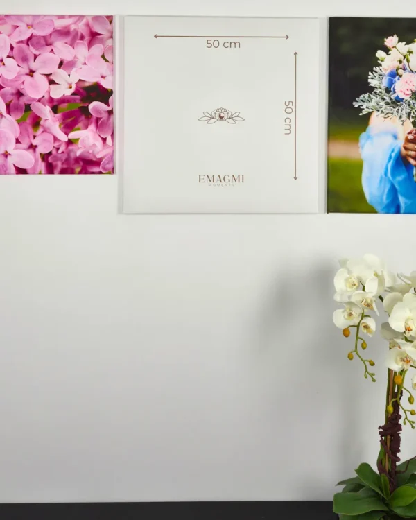 Fotoobraz na płótnie z wymiarami 50x50 cm na ścianie we wnętrzu z aranżacją kwiatów