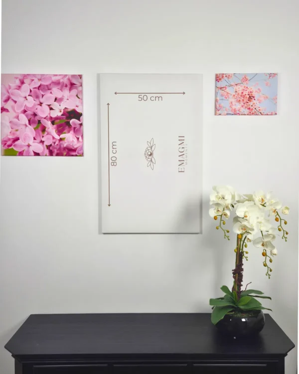 Fotoobraz na płótnie z wymiarami 50x80 cm na ścianie we wnętrzu z aranżacją kwiatów