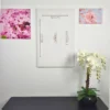 Fotoobraz na płótnie z wymiarami 50x80 cm na ścianie we wnętrzu z aranżacją kwiatów