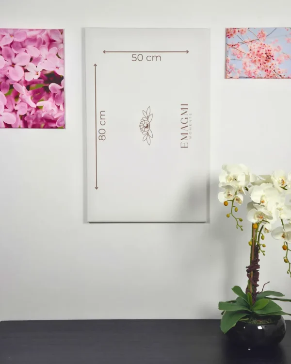 Fotoobraz na płótnie z wymiarami 50x80 cm na ścianie we wnętrzu z aranżacją kwiatów