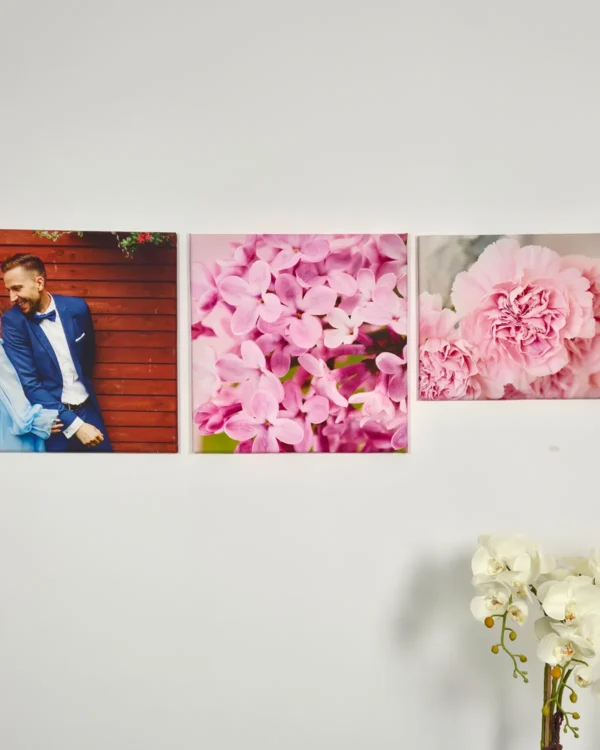 Tryptyk fotoobrazów na płótnie na ścianie we wnętrzu z kwiatami i parą