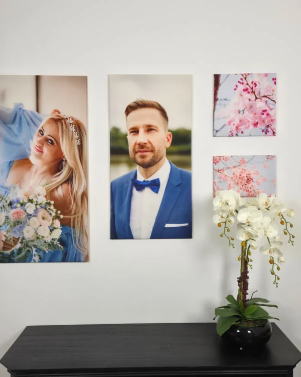 Fotoobrazy ze zdjęcia na płótnie na ścianie we wnętrzu z portretami pary i kwiatami