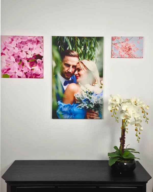 Fotoobraz ze zdjęcia na płótnie na ścianie we wnętrzu z parą i kwiatami