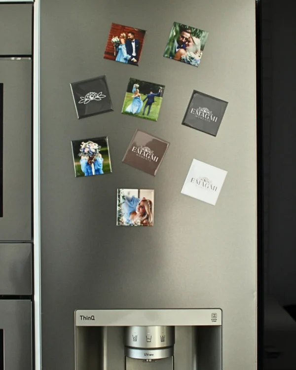 Magnesy na lodówkę ze zdjęcia w aranżacji na drzwiach lodówki w kuchni