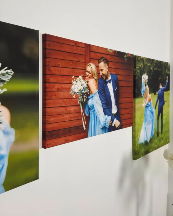 Fotoobrazy ze zdjęć ślubnych na płótnie widok z boku na ścianie