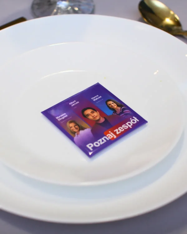 Magnetyczna winietka firmowa ze zdjęciami zespołu na białym talerzu, kolorowy projekt identyfikacyjny wydarzenia biznesowego