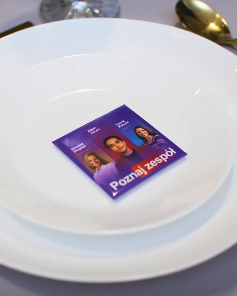 Magnetyczna winietka firmowa ze zdjęciami zespołu na białym talerzu, kolorowy projekt identyfikacyjny wydarzenia biznesowego