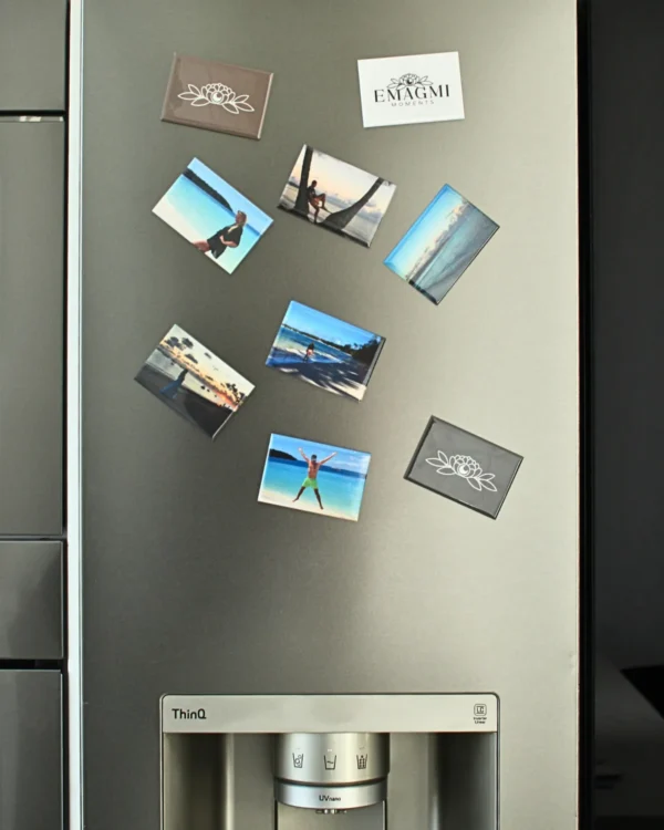 Personalizowane magnesy ze zdjęciami przyczepione do lodówki jako dekoracja kuchni