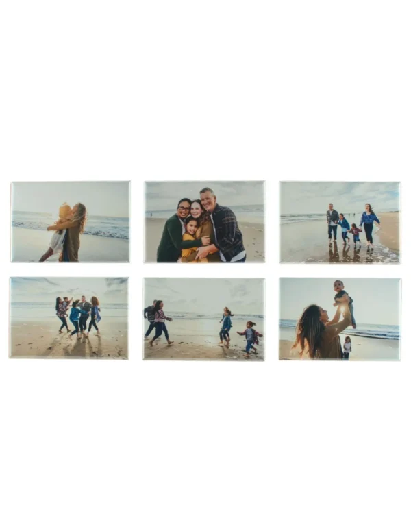 Zestaw sześciu personalizowanych foto magnesów z rodzinnymi zdjęciami na białym tle. Każdy magnes prezentuje inne wspomnienie z plaży, podkreślając możliwość stworzenia unikalnej kolekcji z własnych fotografii.