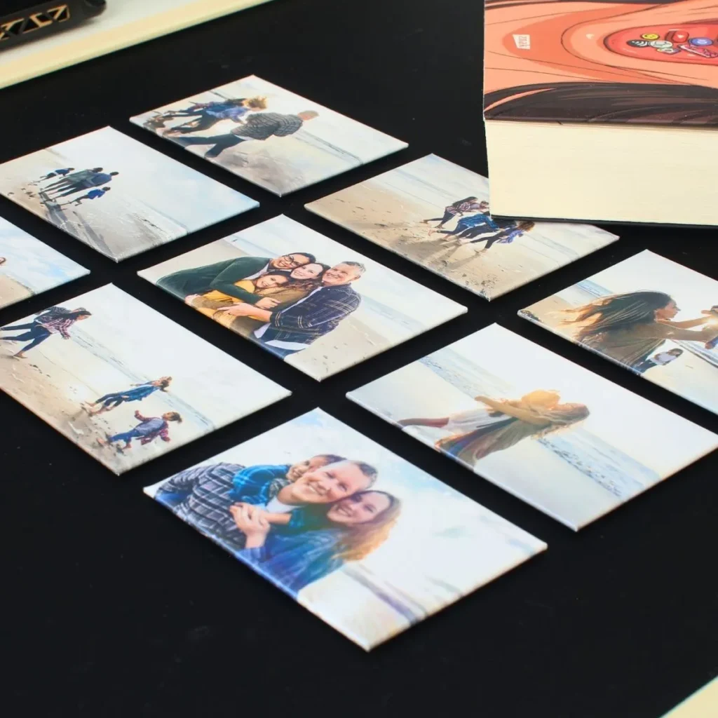 Zestaw personalizowanych foto magnesów z rodzinnymi zdjęciami na biurku, trwała pamiątka i pomysł na prezent.